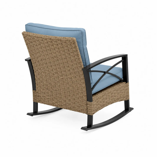 Schaukelstuhl aus Polyrattan mit Stahlrahmen und blauen Kissen